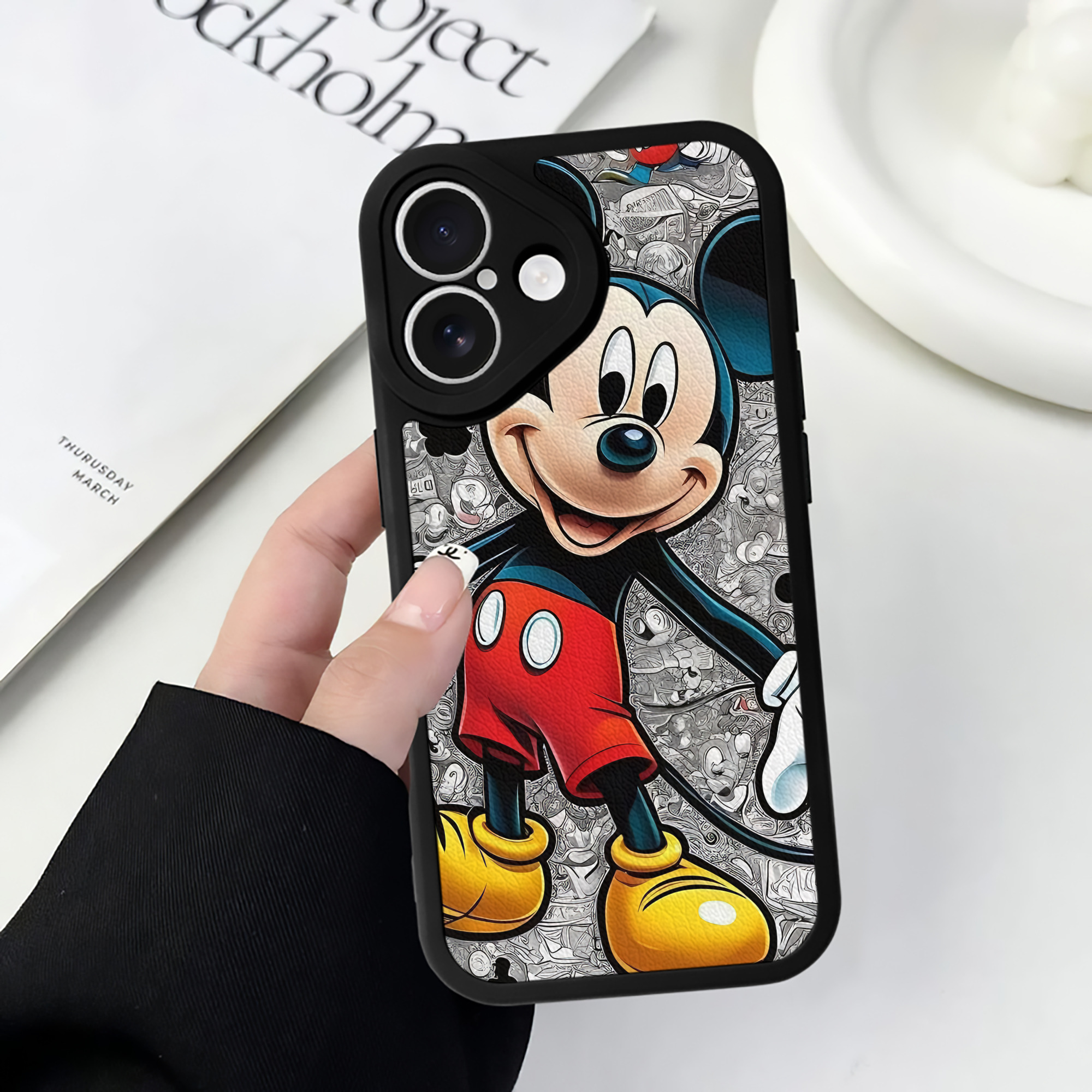 （画像用） ミッキーマウス Mickey Mouse 【iPhone 16シリーズ対応】シリコンスマホケース（レザー調） 材質：シリコン